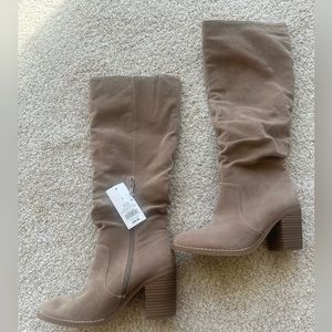 NWT universal thread heeled boots